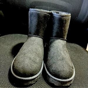 New black faux winter ankle boots. Perfect for the winter weather. Comfy & warm.